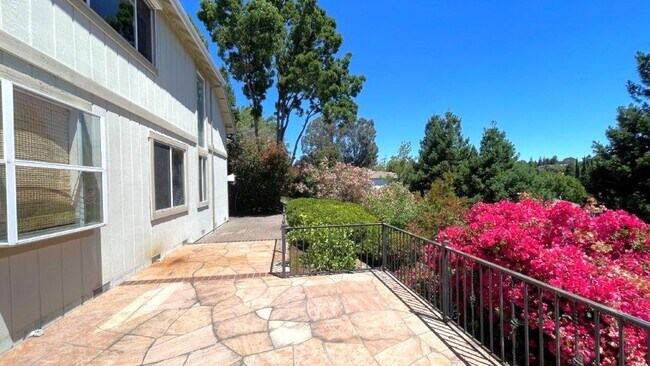 Building Photo - Martinez Beautiful 4 bedroom 3 bath home! ...