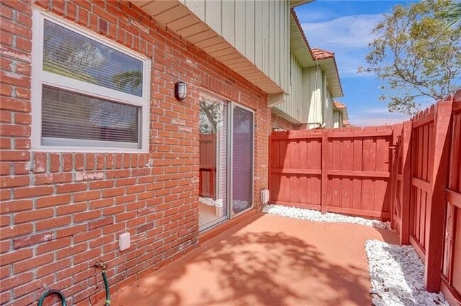 Building Photo - 12 NE 20th Ct