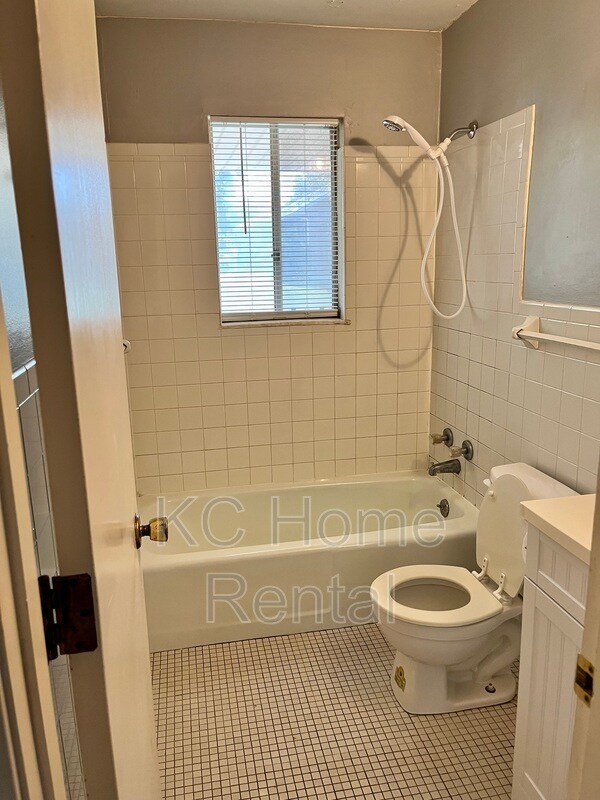 Building Photo - 2212 NE 77th St