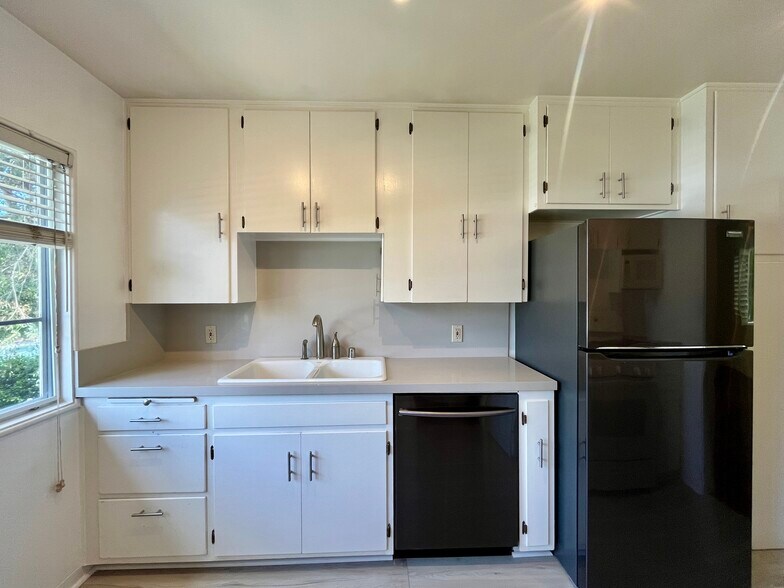 All appliances included - 5249 Village Grn