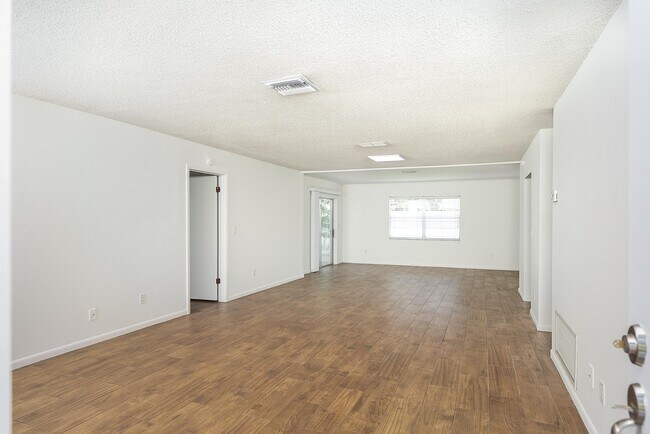 Building Photo - 1040 Dorado Dr