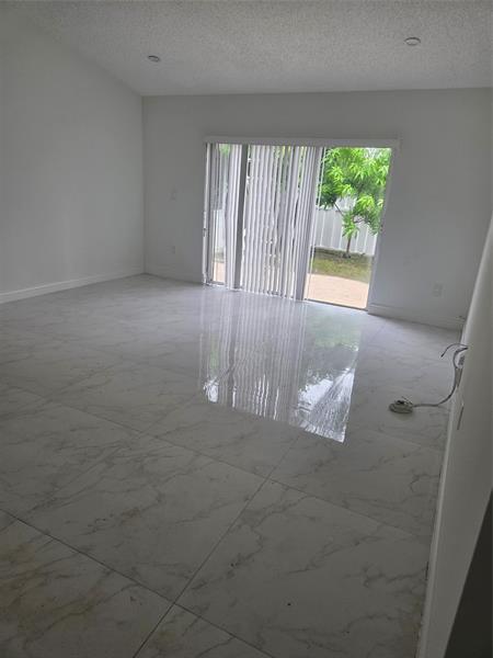 Building Photo - 7000 SW 39th Ct