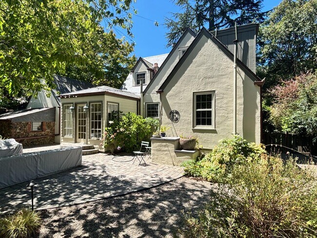 Building Photo - 1470 Fernwood Dr