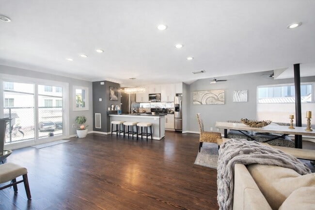 Building Photo - 913 Saulnier St