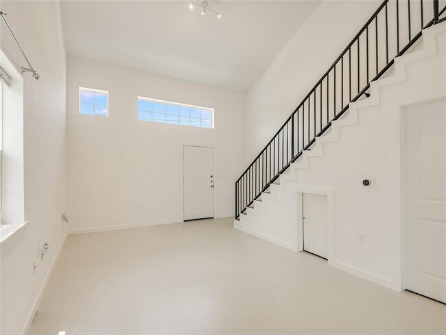 Building Photo - 2200 Rosewood Ave