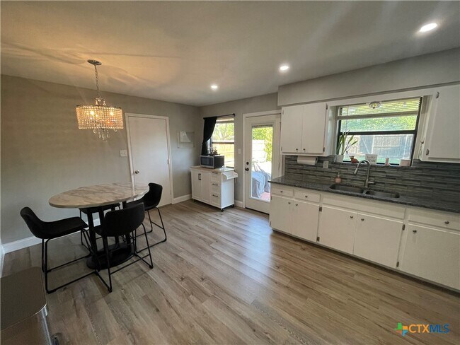 Building Photo - 127 Sioux Cir