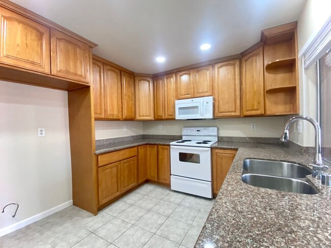 Building Photo - 3-bedroom home located in Union City! – wi...