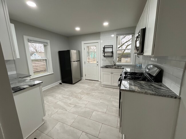 Building Photo - 665-667 Siebert St