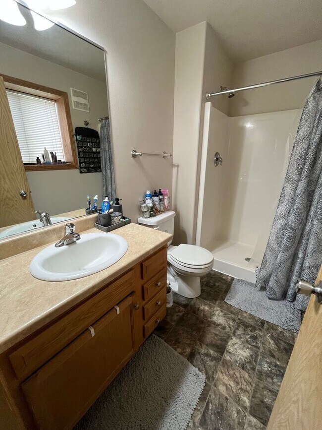 Building Photo - 3 Bed/2 Bath Apartment in Sioux Falls!