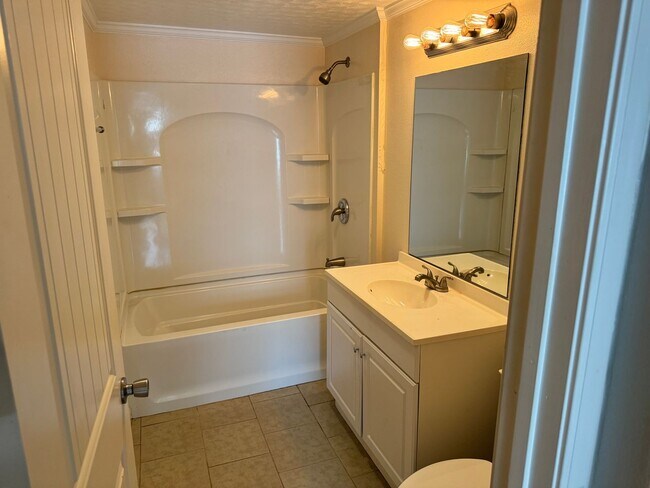 Building Photo - 949 Chadwick Dr