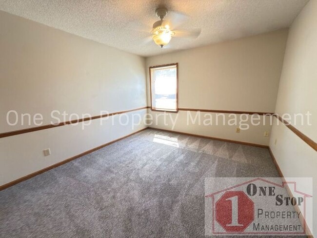 Building Photo - Cozy 2 Bedroom Duplex with Loft & Garage –...