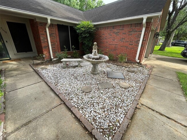 Building Photo - 7110 Pembrough Ln