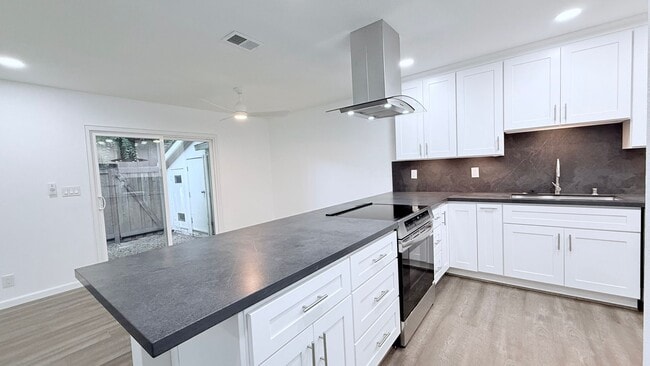 Building Photo - NEWLY RENOVATED---- 2BD/1BA, End Unit TH in Twin Creeks Garden, San Ramon- Available Now!