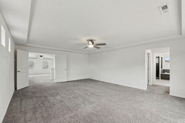 Building Photo - Stunning 4bed/3bath Oakwood Model Home in Erie