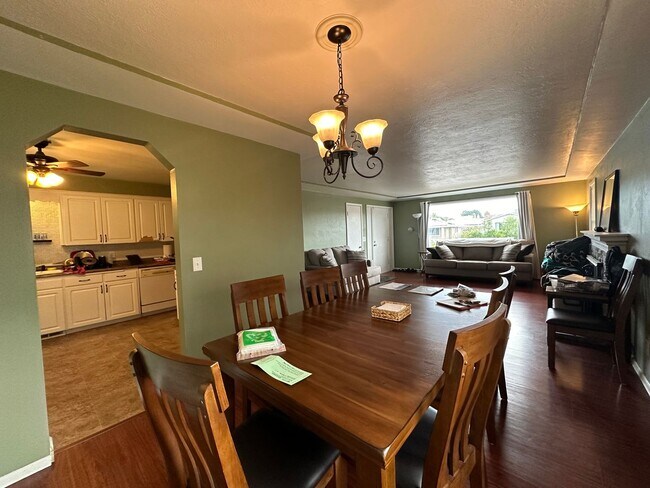 Building Photo - Fantastic 4 Bedroom 2 Bath Northside Home