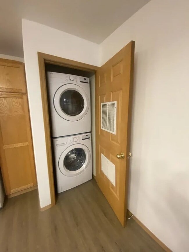 Building Photo - 2 Bedroom, 1 Bathroom in Southwest Anchorage.