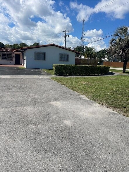 Building Photo - 3960 SW 68th Ave