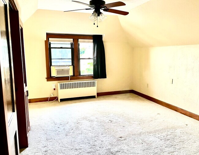 Building Photo - 219 Main St