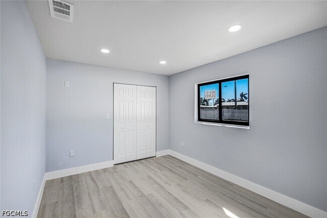 Building Photo - 1389 Pine Ave