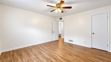 Building Photo - 573 Evergreen Terrace