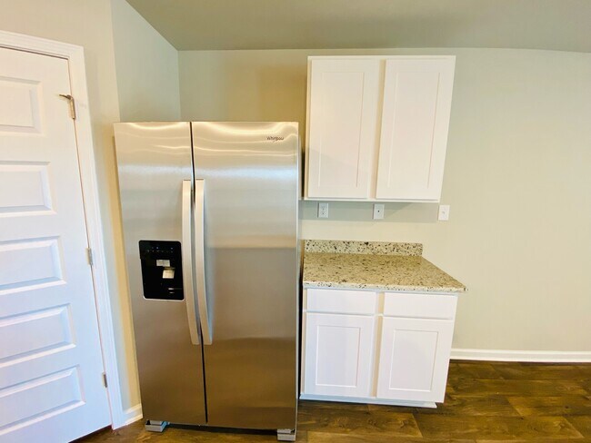 Building Photo - 23135 Shadowridge Dr
