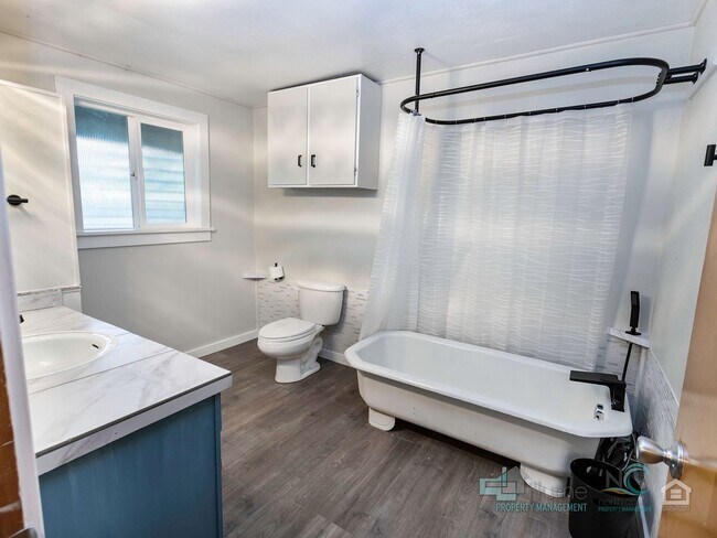 Building Photo - Spacious Single Family Home in Seaside!!!