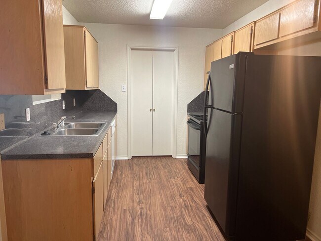 Building Photo - 2600 Alma Dr