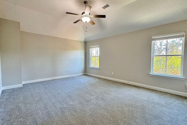 Building Photo - AVAILABLE EARLY DECEMBER (Small Pets Only)