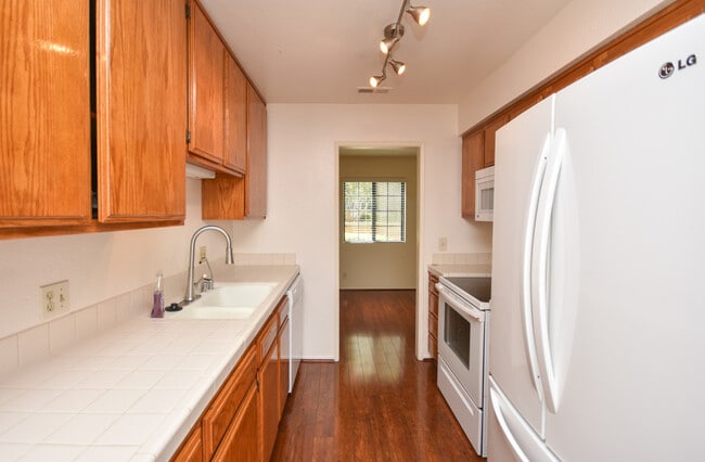 Building Photo - Beautiful Escondido Townhouse with beautiful View!