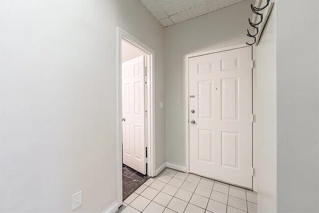 Building Photo - "Chic Urban Living: Spacious 1-Bedroom Oas...