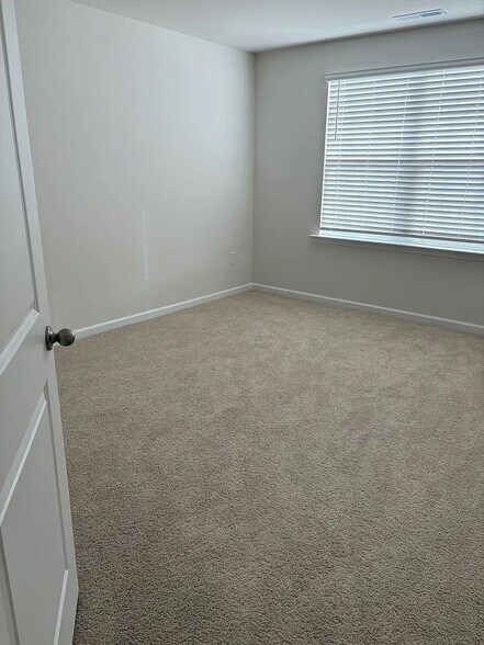 Building Photo - Room in House on Moore Crk Dr