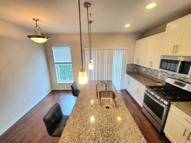 Building Photo - 135 Prado Ln