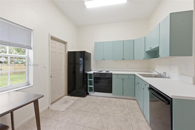 Building Photo - 1620 NE 160th St