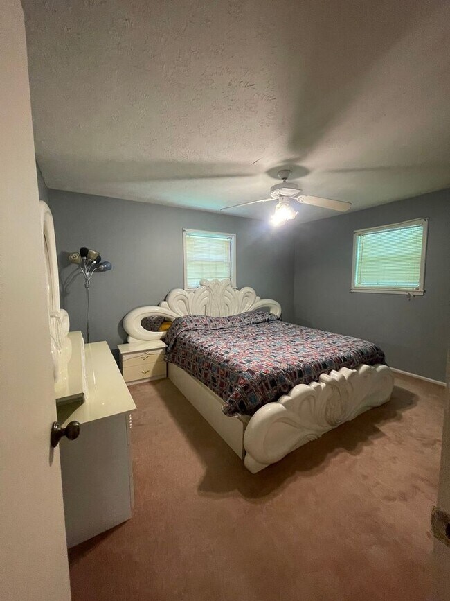Building Photo - Walking Distance to the Parkway!