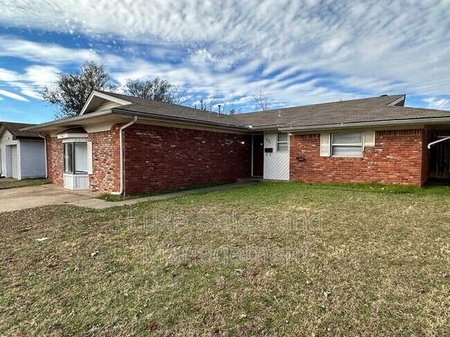 Building Photo - 621 Lotus Ave