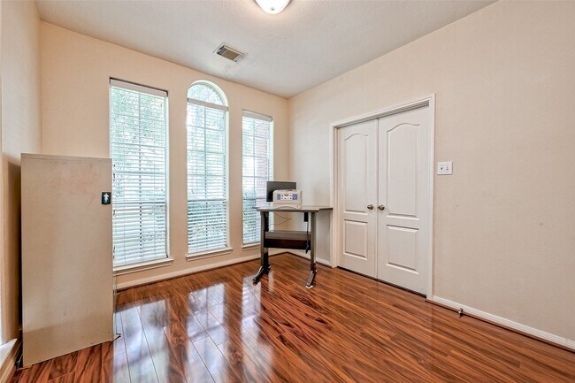 Building Photo - 6806 Rhodes Ct