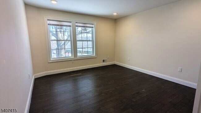 Building Photo - 7 Maple St