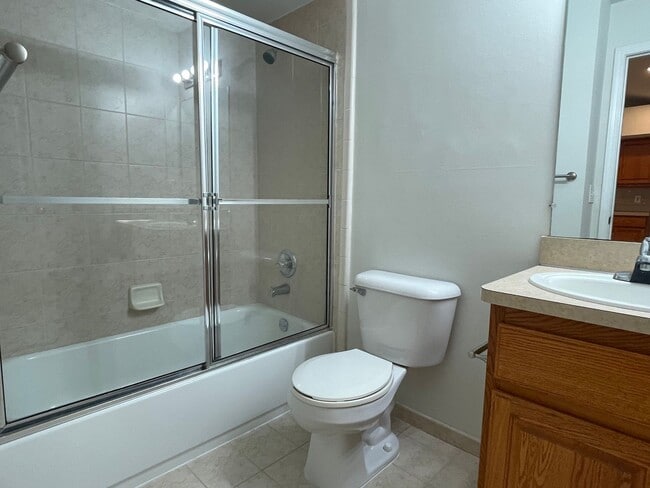 Building Photo - Shelby Township, 3-bedroom, 2-bath, Attach...