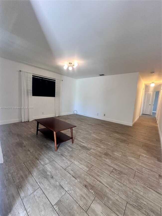 Building Photo - 407 Riverside Dr