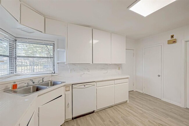 Building Photo - 2511 Maroneal St