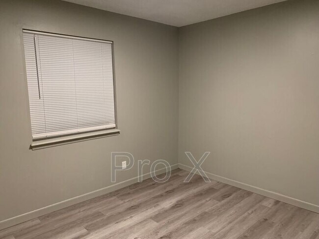 Building Photo - 2037 S River St