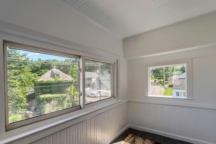 Building Photo - 142 E Meadow Rd