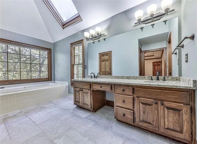 Building Photo - Spacious 5BR House in Snellville
