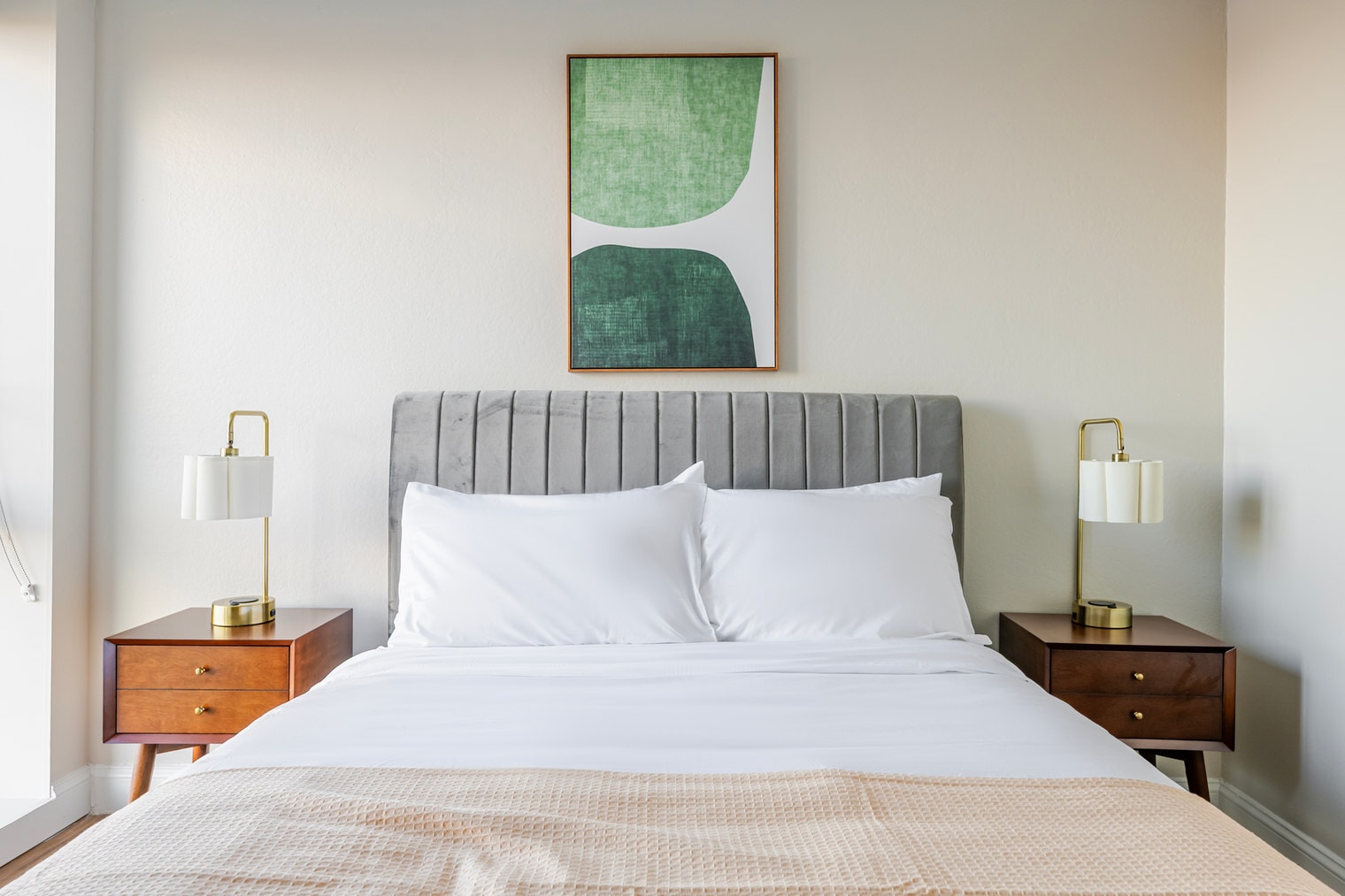 Building Photo - 812 Memorial Dr