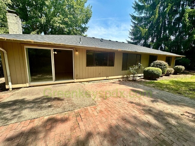 Building Photo - Gorgeous 4 Bedroom 2 Bath with Fully Fence...