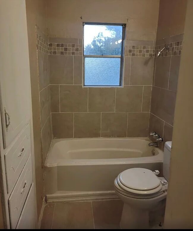 Building Photo - 4013 Locust Dr