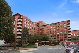 Building Photo - 1021 Arlington Blvd