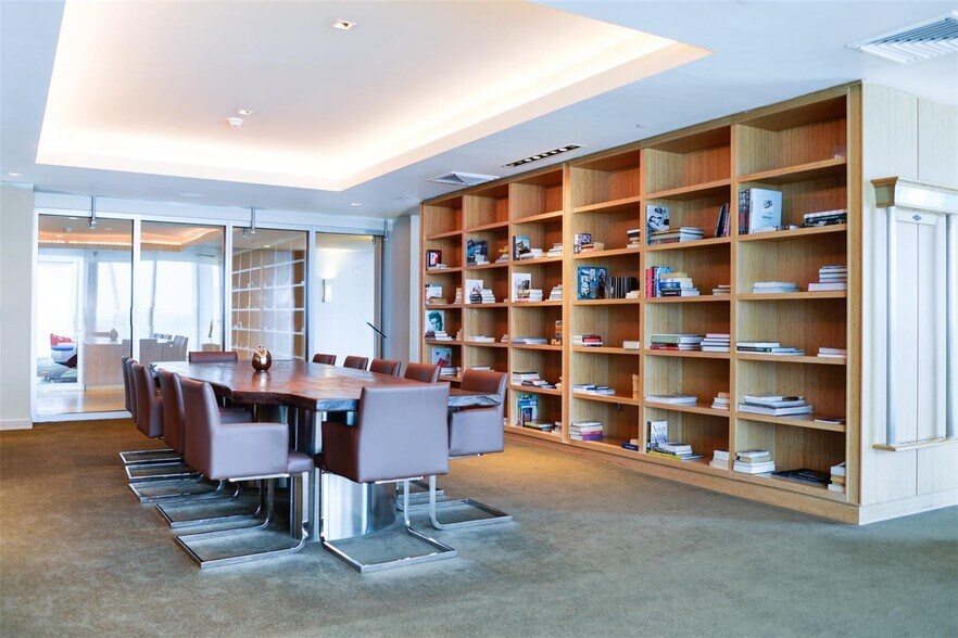 Building Photo - 900 Biscayne Blvd