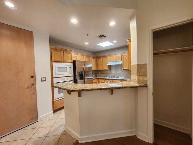 Building Photo - Luxury Mid-rise Condo unit  located on the...