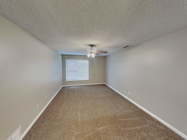 Building Photo - 1017 Hawkview Dr